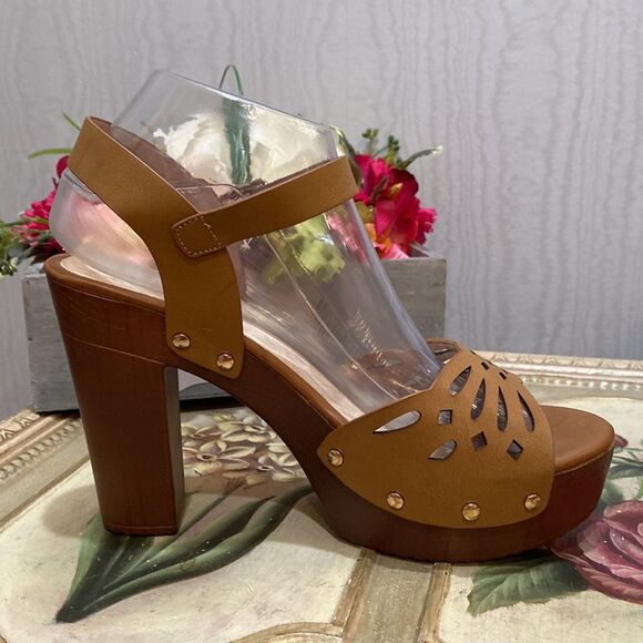 Kayleen Los Angeles Queen Studded Sandals Sz 8.5 NWOT - Picture 7 of 16